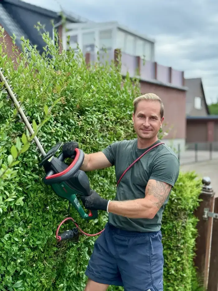 Martin Zühl beim Heckenschneiden – Zühl Hausmeister- & Handwerksservice Stralsund